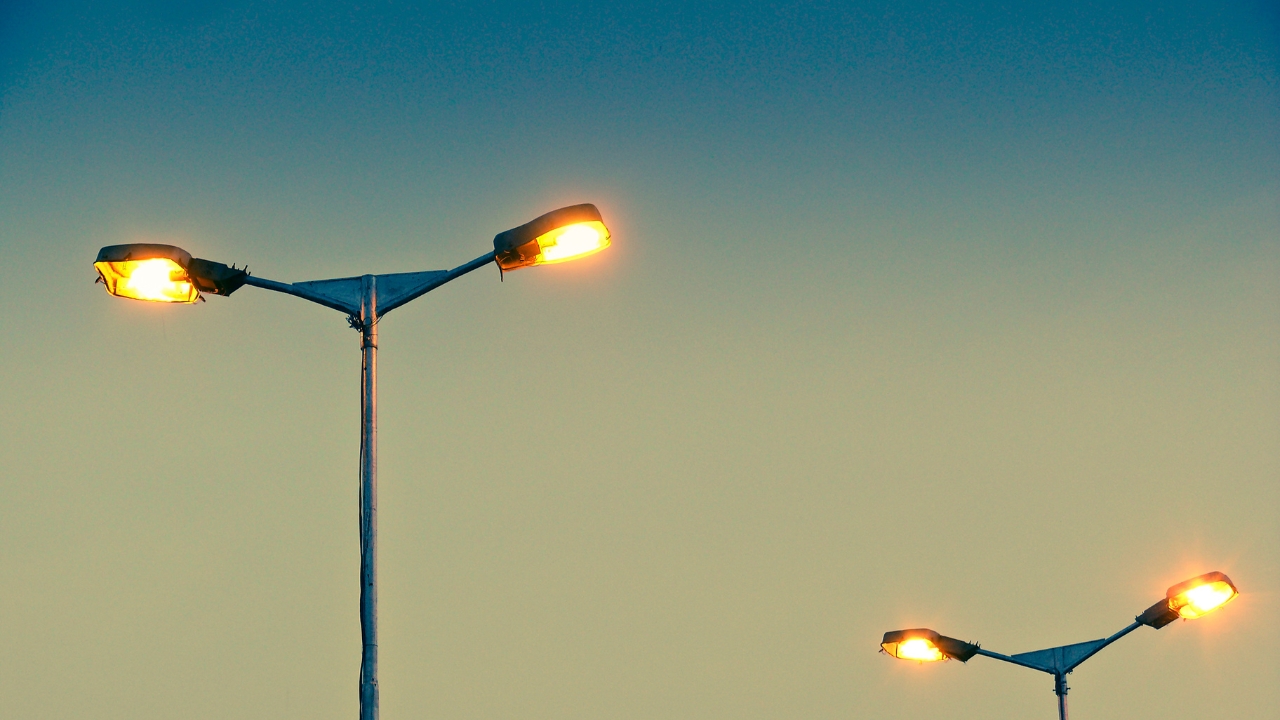 Cost Comparison: Solar vs Traditional Streetlights